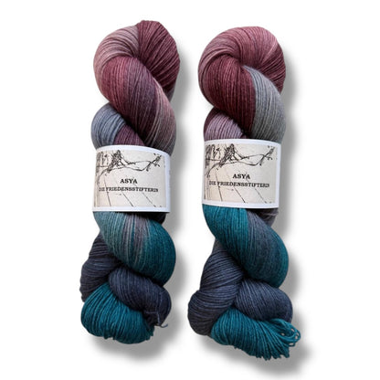 Atelier Franziska Uhl HANDGEFÄRBTE SOCKENWOLLE - TRUE SOCK - BONIFAKTUR - Asya - Die Friedensstifterin - Atelier Franziska Uhl HANDGEFÄRBTE SOCKENWOLLE - TRUE SOCK