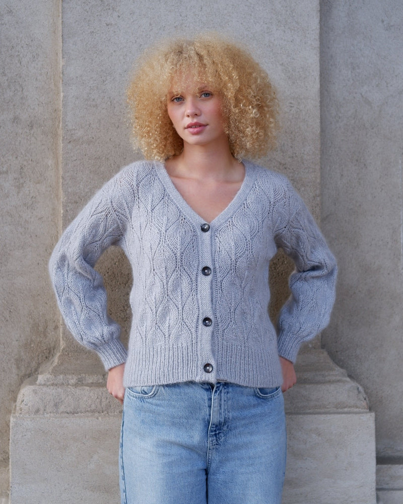 Olive Cardigan V-neck – Strickanleitung & Garnpaket - BONIFAKTUR - Kleinste -Olive Cardigan V-neck – Strickanleitung & Garnpaket - BONIFAKTUR