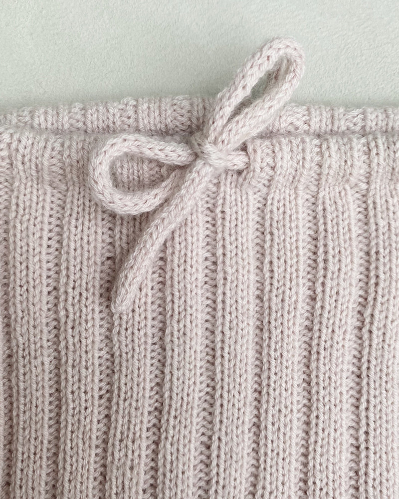 Olive's Ribbed Tights – Strickanleitung & Garnpaket - BONIFAKTUR - Kleinste -Olive's Ribbed Tights Baby