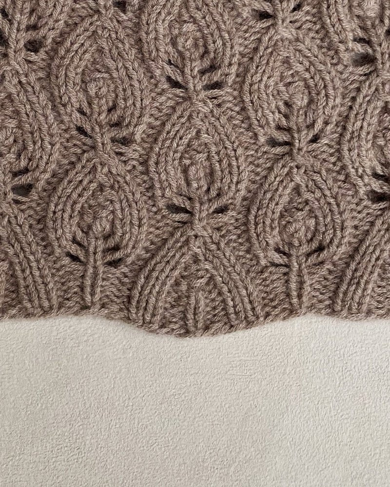 Peacock Hat & Capelet – Strickanleitung & Garnpaket - BONIFAKTUR - Kleinste - Peacock Hat & Capelet – Strickanleitung & Garnpaket